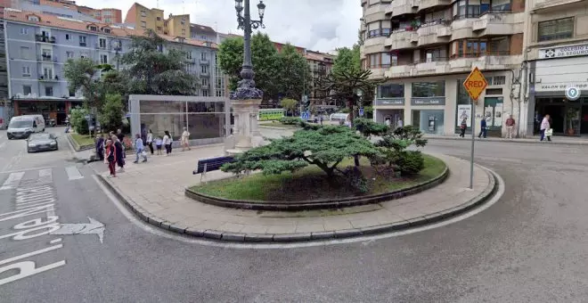 Caen a la calle cascotes de una cornisa en la plaza de Numancia