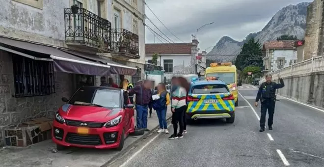 Un conductor ebrio embiste varios vehículos aparcados y hiere a una persona en la terraza de un bar en Santullán