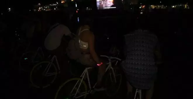 Chilenos generan electricidad pedaleando durante la Hora del Planeta