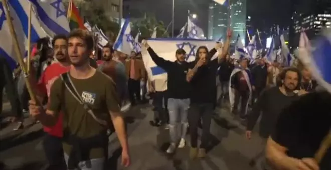 Cañones de agua para dispersar a los manifestantes en Tel Aviv