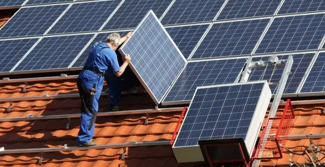 La fábrica de Llangréu producirá medio millón de placas solares al año