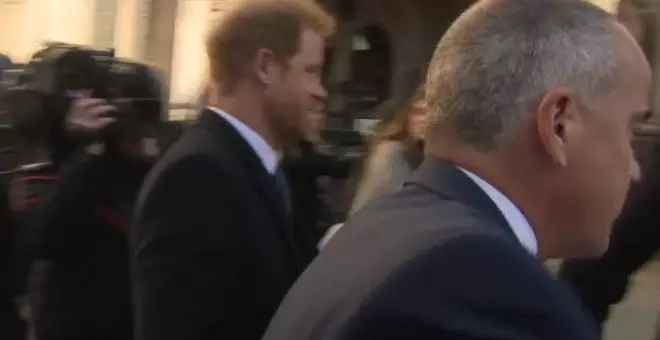 El príncipe Harry aparece por sorpresa en Londres durante un juicio contra un tabloide