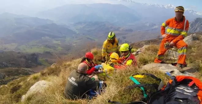 Herido un bombero al impactarle una piedra en el tórax mientras extinguía un incendio en Camaleño