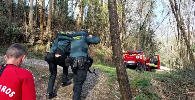 Rescatada una joven que no podía salir de la canal de un río al que bajó para auxiliar a su perro