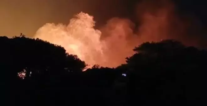 El incendio de Tarifa obliga a desalojar a 70 vecinos