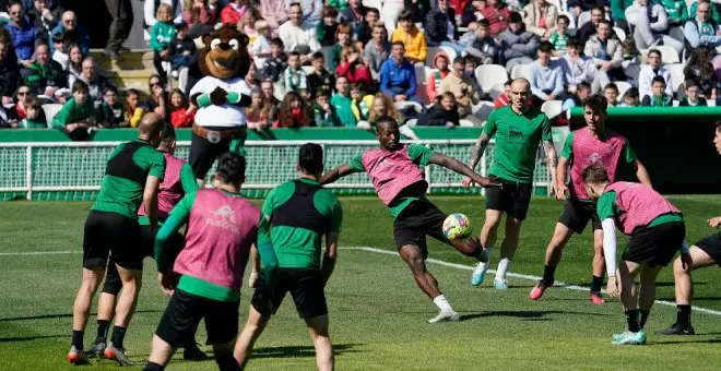 Cerca de un millar de aficionados anima al Racing en el entrenamiento abierto al público de El Sardinero