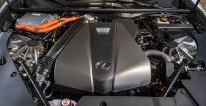 Aunque tiene este motor V6 de Toyota y un diseño único, apenas nadie hace caso a este coche híbrido