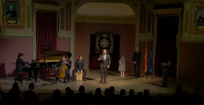 El rey bromea con tocar el cajón en el Ateneo de Madrid