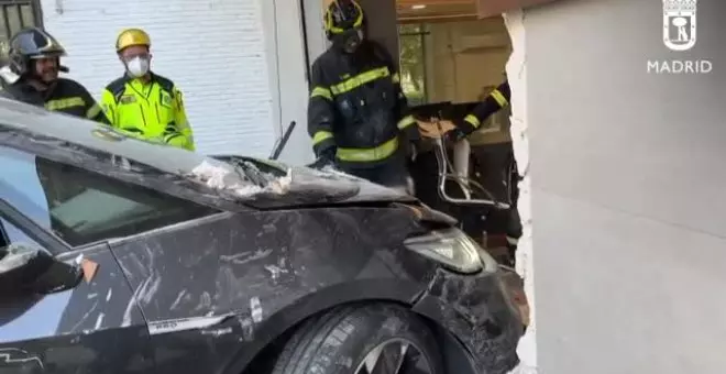 Un coche se empotra contra la fachada de una empresa en Madrid