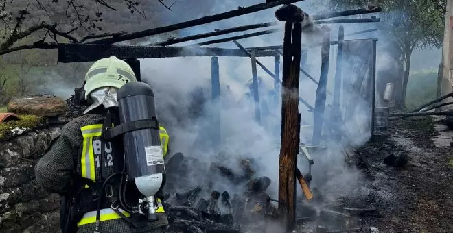 Un incendio calcina una casa prefabricada en Campoo de Suso sin causar daños personales