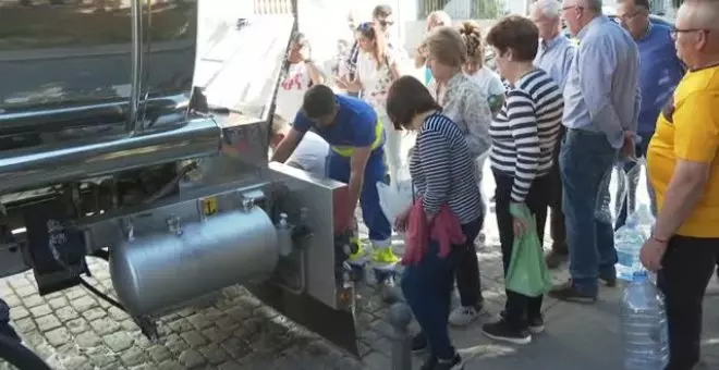 Camiones cisterna abastecen desde ayer a los habitantes de Pozoblanco, en Córdoba