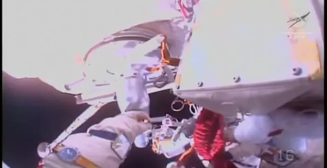 Dos cosmonautas rusos participan en un nuevo paseo espacial