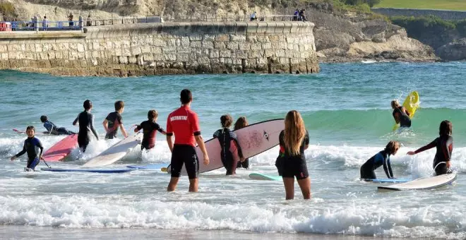 Cantabria ofrecerá en mayo y junio cursos de iniciación al surf para jóvenes