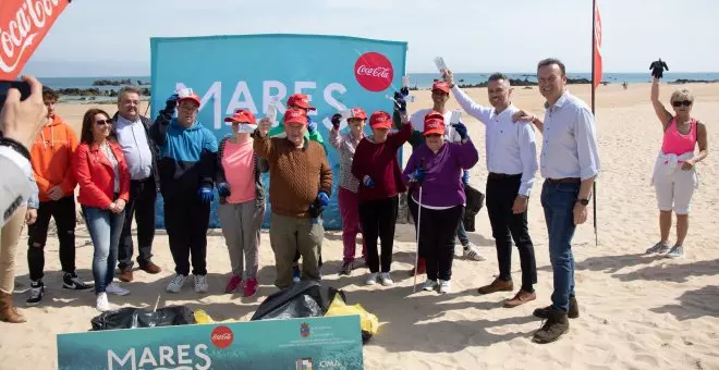 El proyecto Mares Circulares recala para mantener limpia la playa de Trengandín