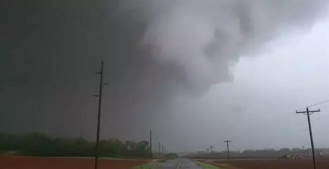 Un tornado deja dos muertos y destruye casas y carreteras en Oklahoma