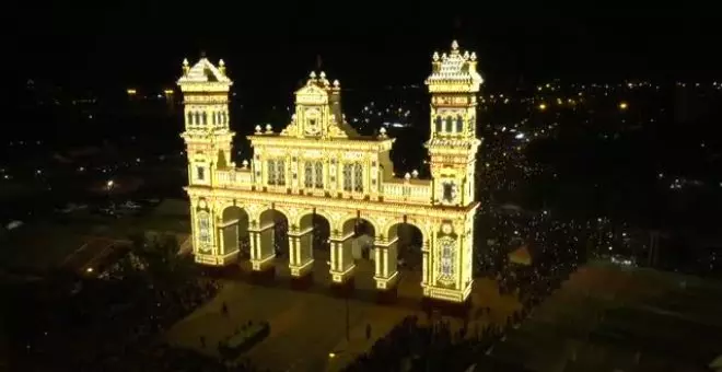 Sevilla ya luce su "alumbrao" de la Feria de Abril