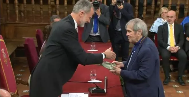 El rey Felipe VI entrega al poeta venezolano Rafael Cadenas el premio Cervantes