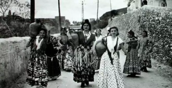 No van vestidas de flamenca, van vestidas de gitana