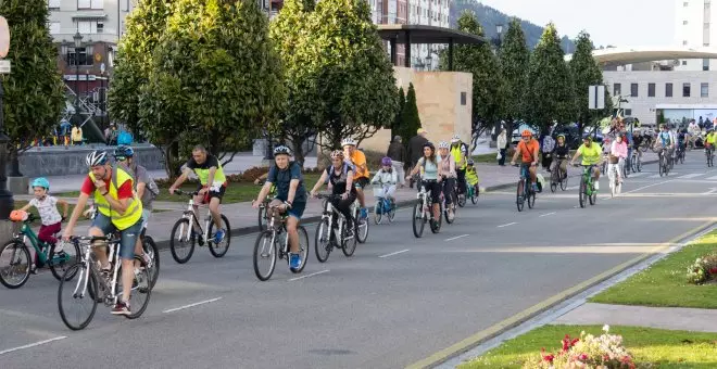 Galería: un pelotón ciclista reivindica en Oviedo calles seguras para grandes y pequeños