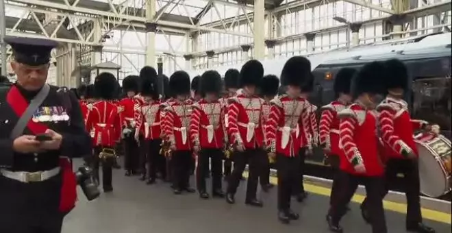 Miembros de la Marina Real británica llegan en tren a Londres para la coronación de Carlos III