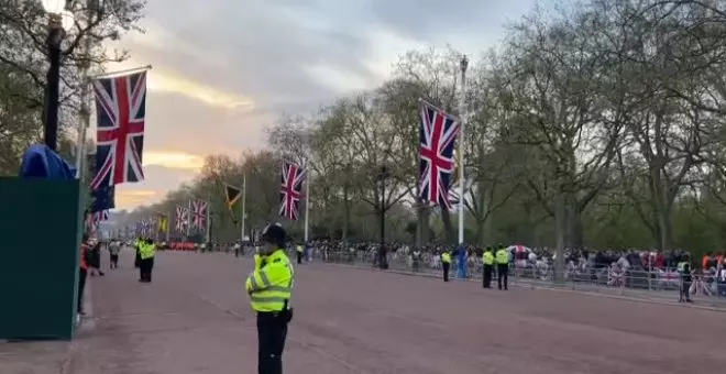 Los primeros espectadores cogen sitio en las calles de Londres para no perder detalle de la coronación