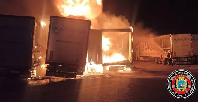 Un incendio destroza cuatro camiones de la empresa Margutsa, en Heras