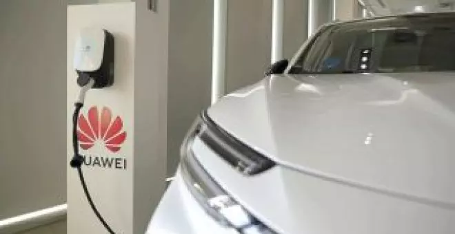 Huawei lanza un cargador inteligente que aprovecha el sol para recargar el coche eléctrico en casa