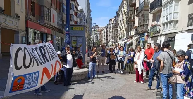 Una concentración pide la retirada de las concertinas del Puerto de Santander, símbolo de "crueldad infinita"