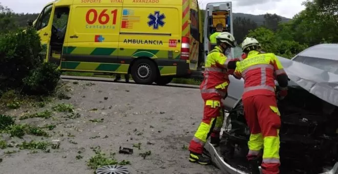 Un conductor choca contra un garaje en la carretera de Marrón y se queda atrapado