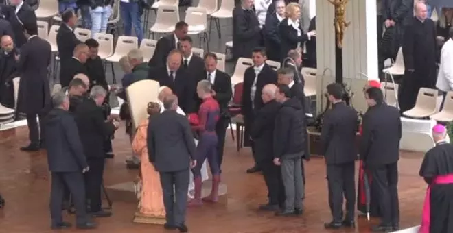 Spiderman se presenta ante el papa Francisco en El Vaticano