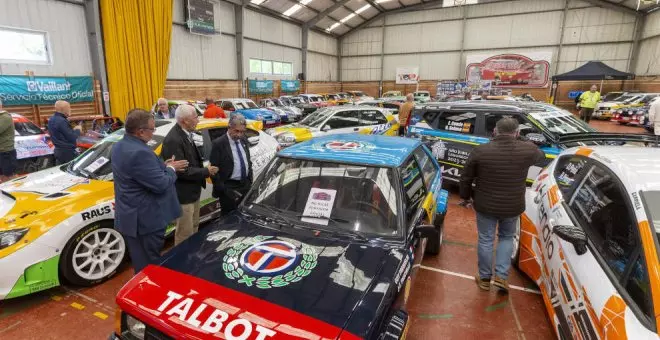 Más de un centenar de coches clásicos participan en la concentración 'Bólidos Rojos'