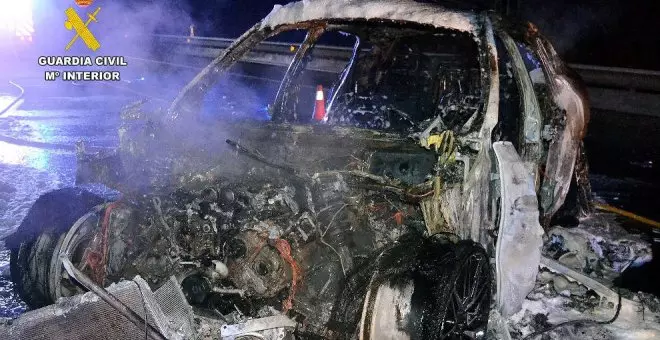 Investigado un conductor tras sufrir un siniestro y abandonar el coche, que se incendió y cortó la A-8 tres horas