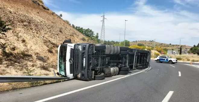 Aparatoso vuelco de un camión en una rotonda de Toledo, dentro del casco urbano