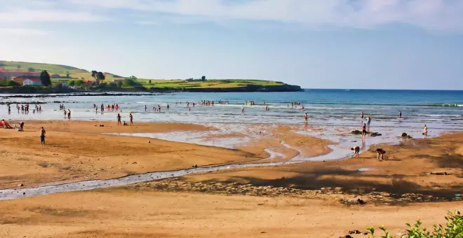 Bandera Negra para la playa de Bañugues por sus problemas de vertidos