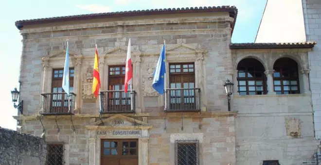 Vecinos de San Vicente de la Barquera protestan por el "pacto a las espaldas" de PSOE y PP