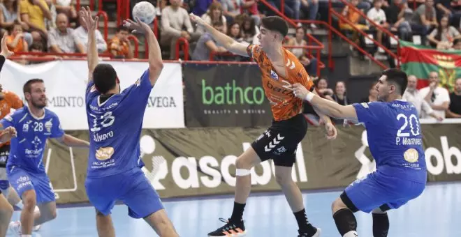 El Bathco BM Torrelavega y Club Cisne Balonmano acuerdan un año más de cesión para Dani Serrano