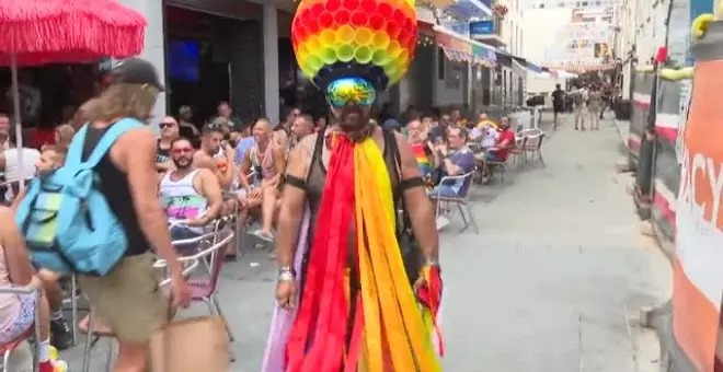 Desfile multitudinario en las calles de Sitges en las celebraciones del Orgullo Gay