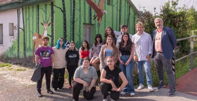 Alumnos de la Escuela de Arte de Cantabria decoran un inmueble degradado con un mural