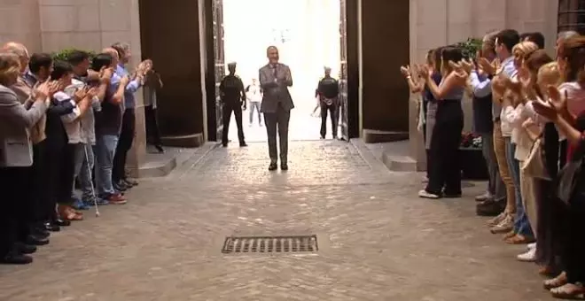 Collboni recibido entre aplausos a su llegada al ayuntamiento de Barcelona