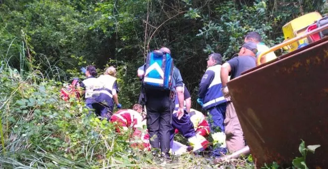 Herido grave un hombre de 65 años al volcar la excavadora que conducía en Meruelo