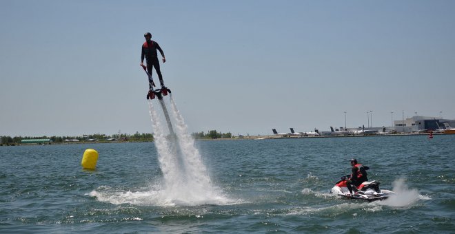 Flyboard, el deporte que te hará sentir como si volaras sobre el agua
