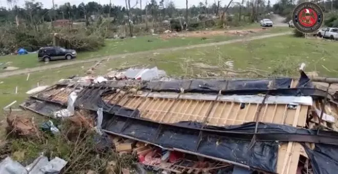 El clima extremo deja más de 17 muertos por calor en la India y zonas arrasadas por tornados en EEUU