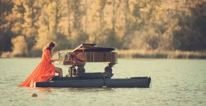 El concierto flotante 'La Pianista Roja' llega este fin de semana a la Rampa del Albergue