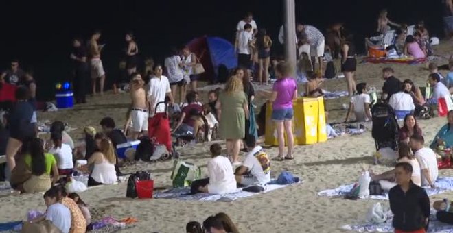 Hogueras y mucha fiesta en las playas por la Noche de San Juan