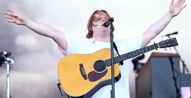 "Se me han saltado las lágrimas": el momentazo del concierto Lewis Capaldi en Londres tras sufrir un ataque del síndrome de Tourette sobre el escenario