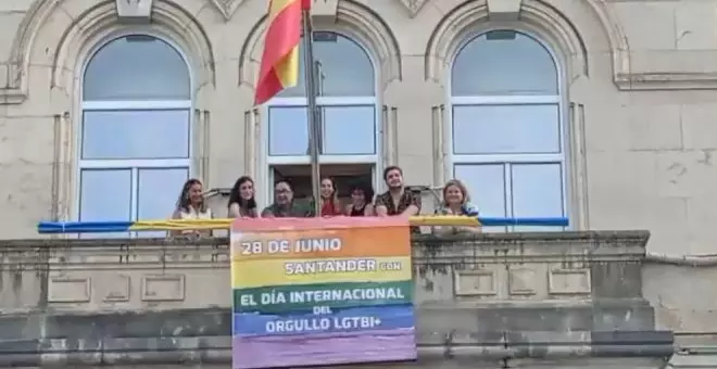 El Ayuntamiento cuelga la bandera LGTBI+ en la fachada por el día del orgullo