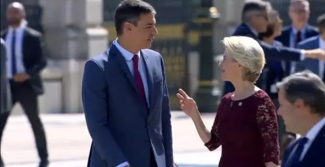 Sánchez y sus ministros posan junto a Von der Leyen y los comisarios europeos