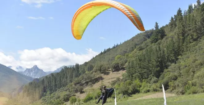 Casi cien parapentistas sobrevuelan Liébana en la cita 'ADN Cantabria Infinita-Año Jubilar'