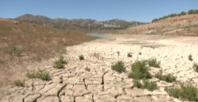 Sin agua en las duchas de la playa y con cortes por la noche en Vélez-Málaga