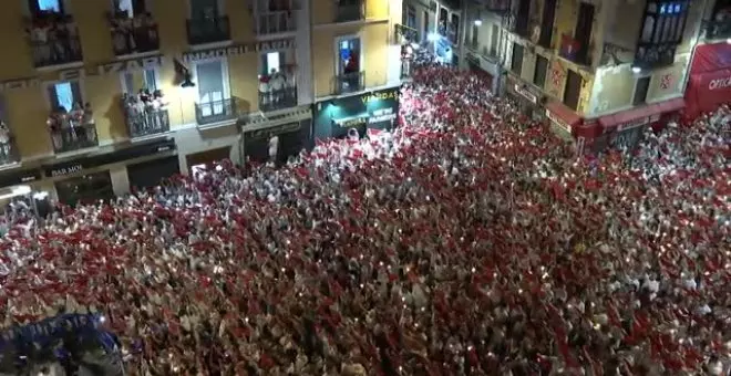 Miles de personas entonan el 'Pobre de Mi' para despedir las fiestas de San Fermín en Pamplona